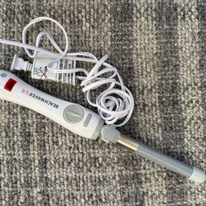 Beachwaver S1.25 White Curling Iron